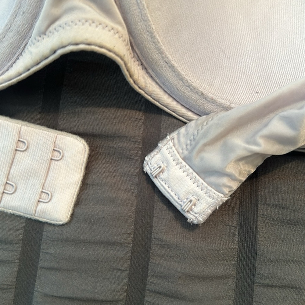 Victoria secret gray bra. - Picture 4 of 6